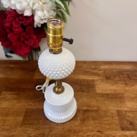 Vintage Hobnail Milk Glass Table Lamp White and Brass Accent Tested and Working‎ - Picture 3 of 7